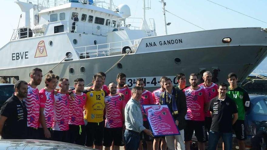 Manuel Camiña y Rubén Costoya junto a la plantilla del Cangas en las instalaciones de Frigoríficos del Morrazo. // Gonzalo Núñez