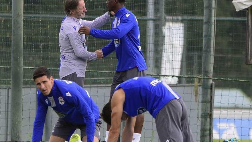 Juan Antonio Anquela se abraza a Koné durante el entrenamiento de ayer en A Coruña. // Miguel Miramontes