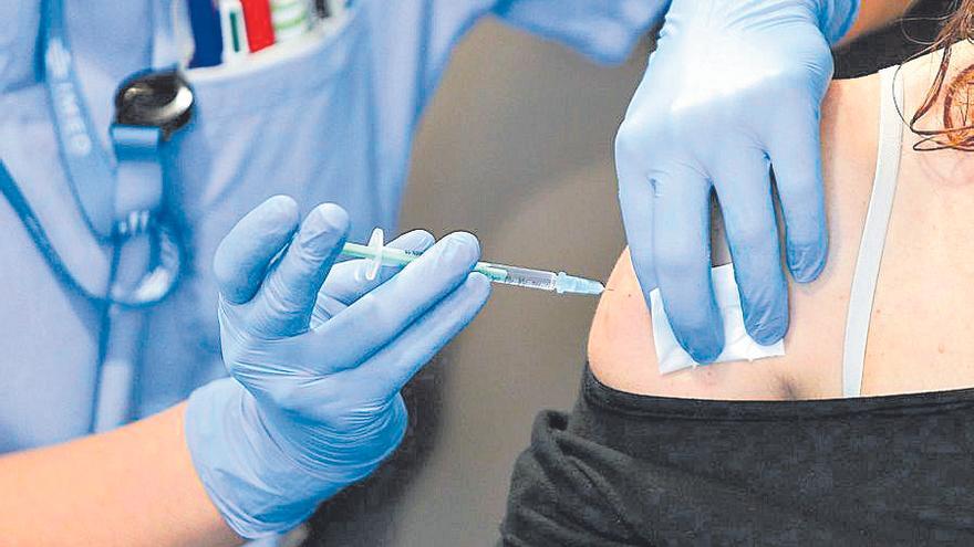 El personal sin inmunizar asegura que trabaja en primera línea con labores de pruebas diagnósticas