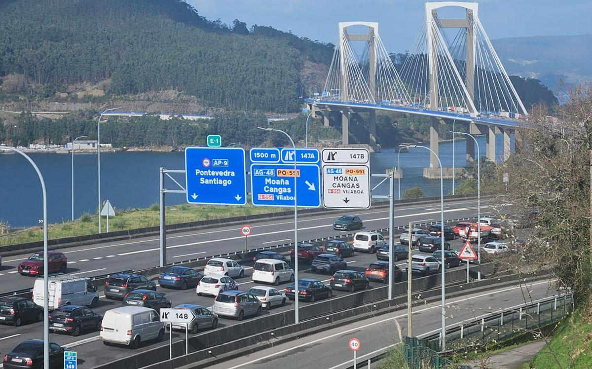 Retenciones en la entrada del puente de Rande.