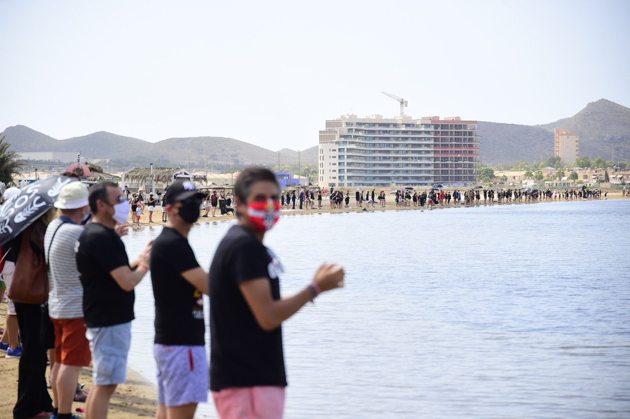 Miles de murcianos forman una cadena humana que rodea al Mar Menor en señal de protesta