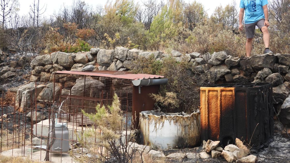 El fuego declarado en les Useres ha dejado un paisaje desolador con un millar de hectáreas calcinadas.