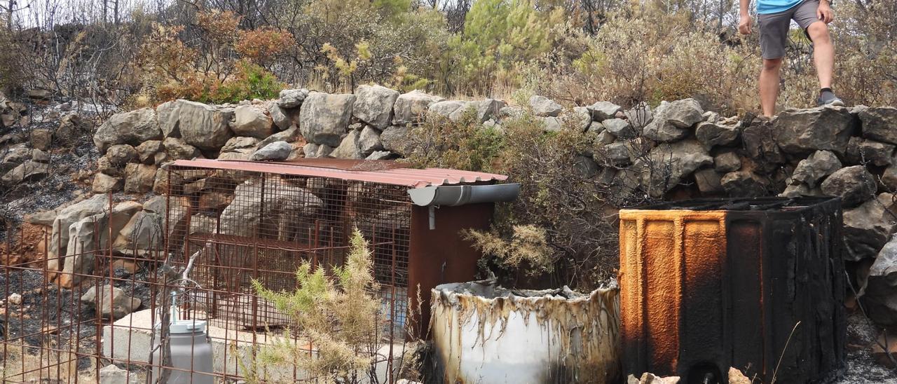 El fuego declarado en les Useres ha dejado un paisaje desolador con un millar de hectáreas calcinadas.