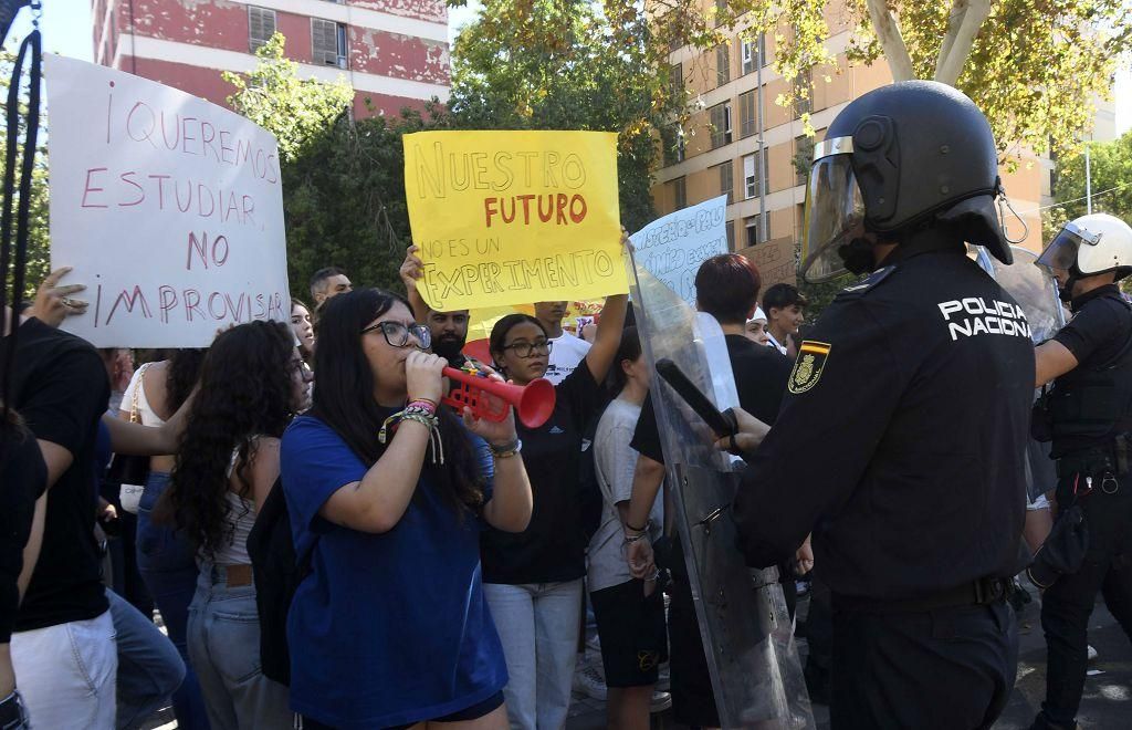 Todas las imágenes de la protesta por la Ebau y las cargas policiales junto a la Consejería de Educación