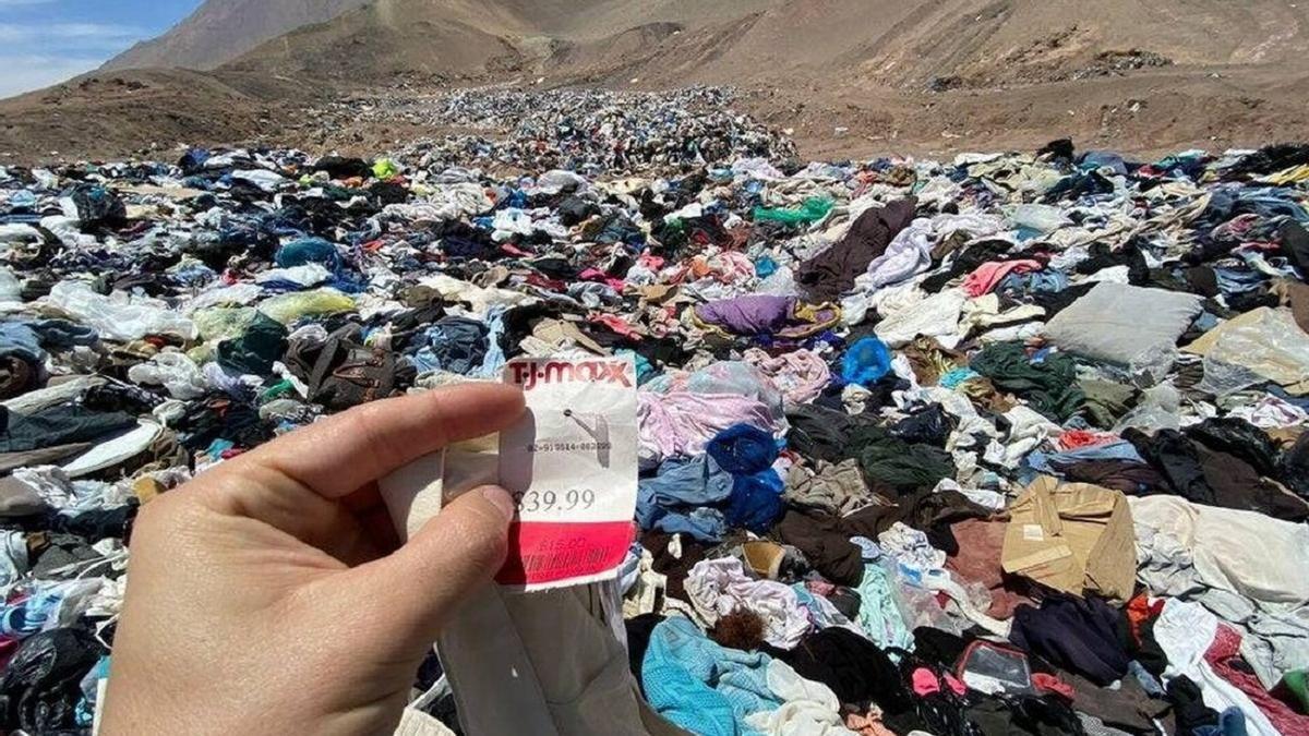 Fast-fashion: vertedero gigante de ropa en el desierto de Atacama (Chile)