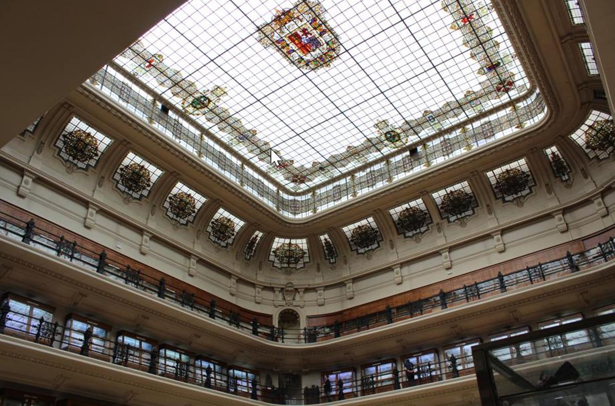 Cúpula acristalada, con el escudo de la II República en el centro.
