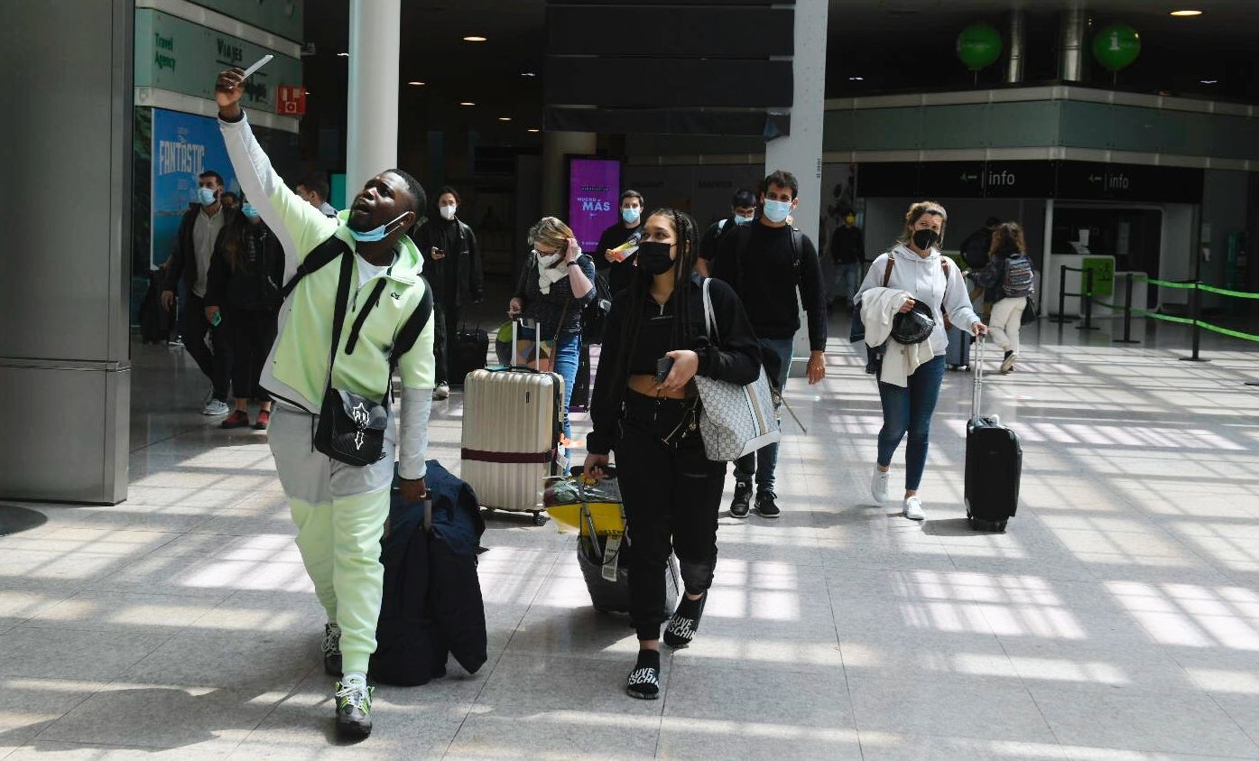 Barcelona. 24.05.2021. Sociedad   Aterrizan en el aeropuerto de El Prat los primeros ingleses procedentes de UK con el vuelo de Ryanair desde Londres. Fotografía de Jordi Cotrina