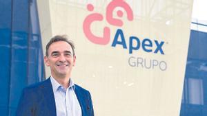 Santiago Sala, CEO del Grupo Apex, dueño de Vicente Vidal. Abajo, uno de sus productos