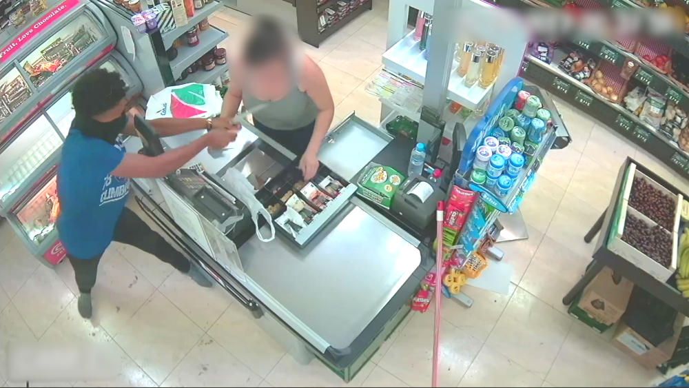Detingudes tres persones per robar en un supermercat de Martorell amb la complicitat de la mateixa caixera
