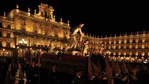 Paso de Jesús Flagelado por una Plaza Mayor iluminada en la noche del Miércoles Santo.