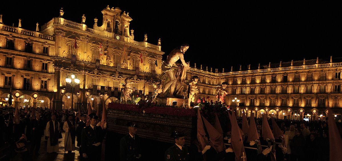 Paso de Jesús Flagelado por una Plaza Mayor iluminada en la noche del Miércoles Santo.