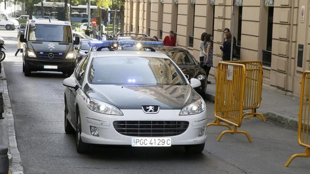 Una furgoneta de la Guardia Civil llega a la Audiencia Nacional, este miércoles.