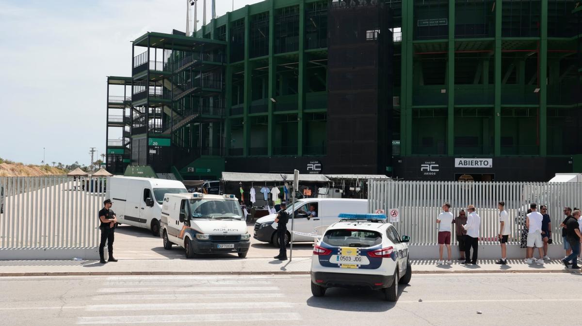 La redada de falsificaciones del mercadillo del Martínez Valero en Elche, en imágenes