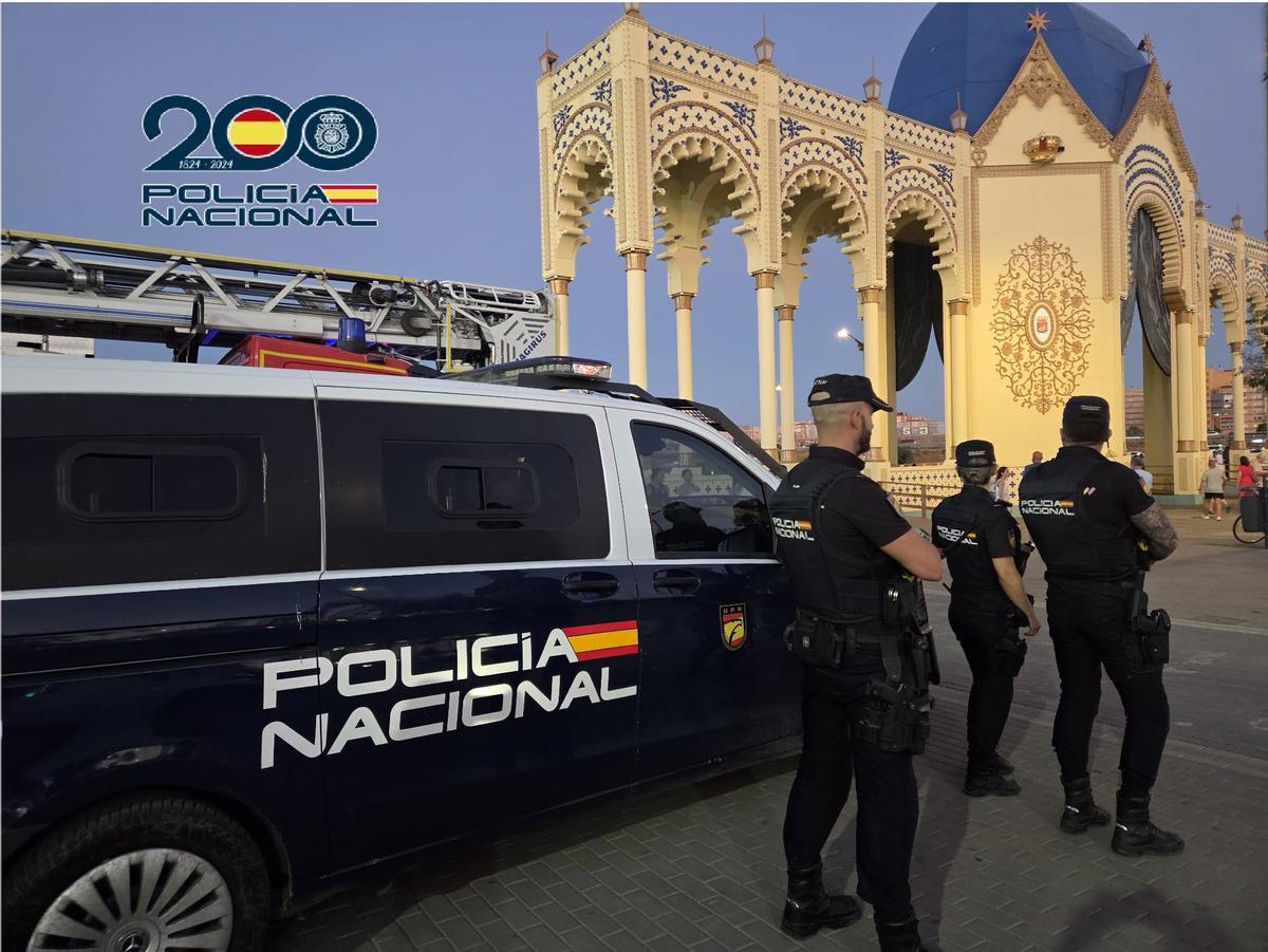 Tres agentes de la Policía Nacional en la portada de la Feria del Real.