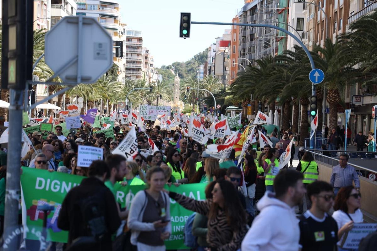 Los profesores se concentran en Alicante para reclamar mejoras en la educación pública