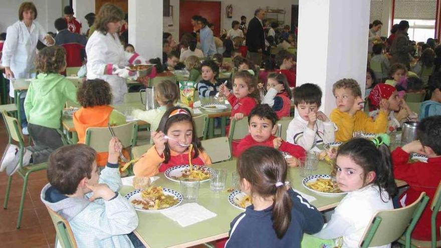 Niños en el comedor de un colegio de Oleiros.