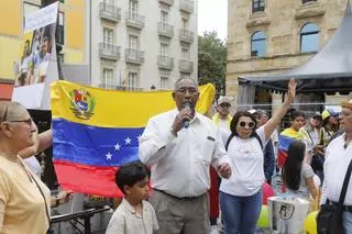 Concentración en la plaza Mayor para pedir la "libertad de Venezuela" (en imágenes)
