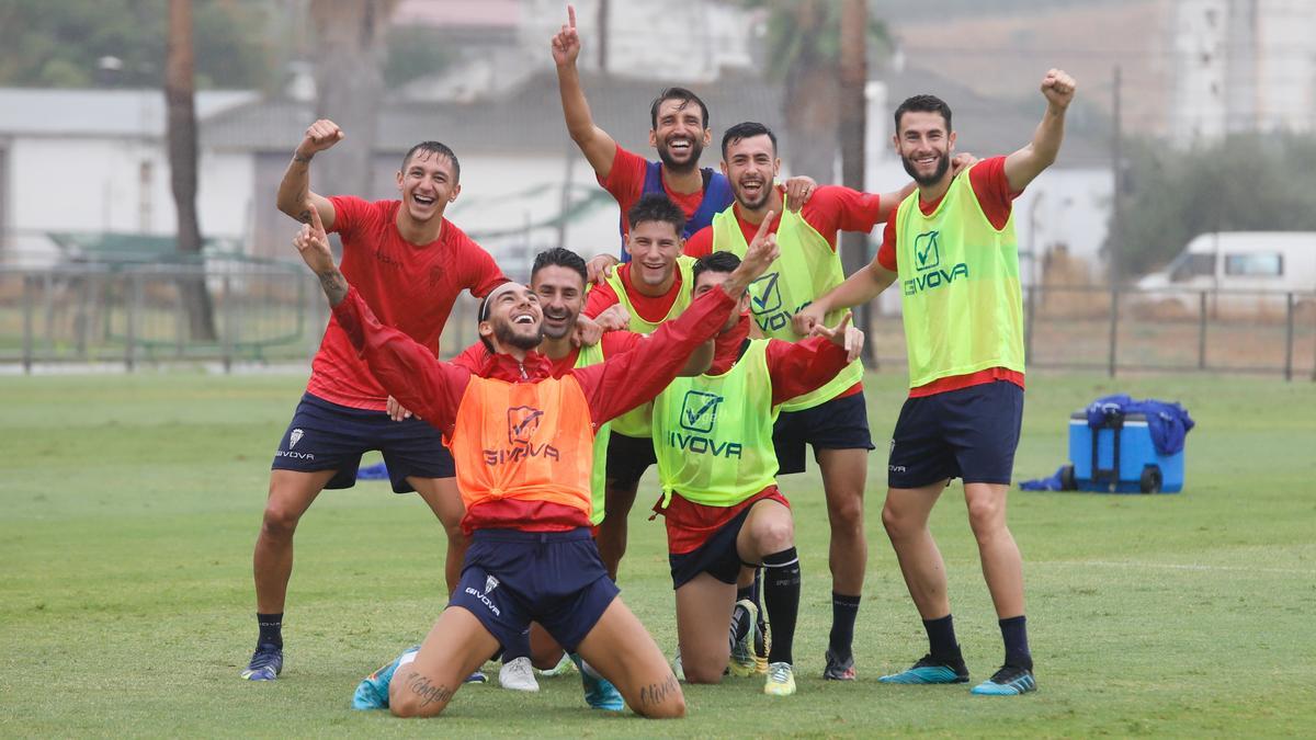 Gudelj, de rodillas y Bernal, en el centro, durante un entrenamiento del Córdoba CF.