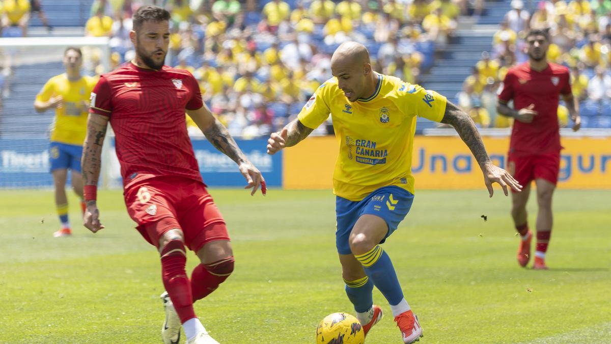 El centrocampista serbio del Sevilla Nemanja Gudelj y el delantero del UD Las Palmas Sandro Ramírez.