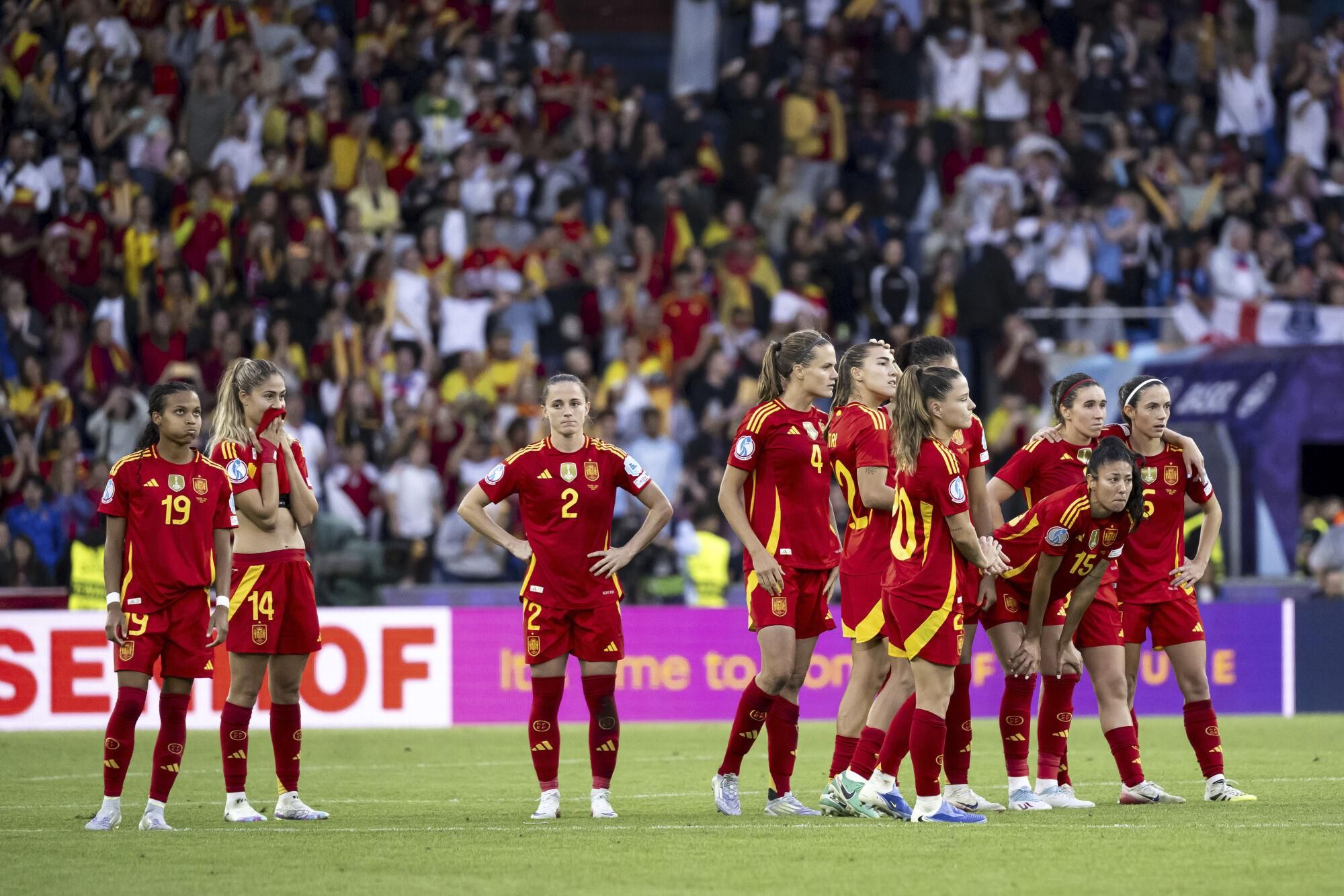 Spain's Team players shows disappointment after losing the penalty shoot-out the Women's Euro 2025 final soccer match between England and Spain at St. Jakob-Park in Basel, Switzerland, Sunday, July 27, 2025. (Jean-Christophe Bott/Keystone via AP). EDITORIAL USE ONLY