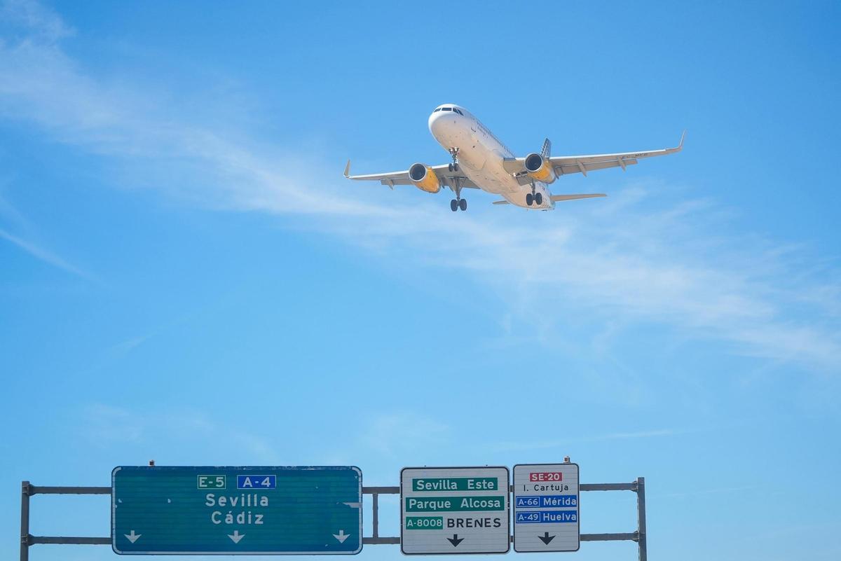 Un avión de Vueling sobrevuela sobre la autovía A-4