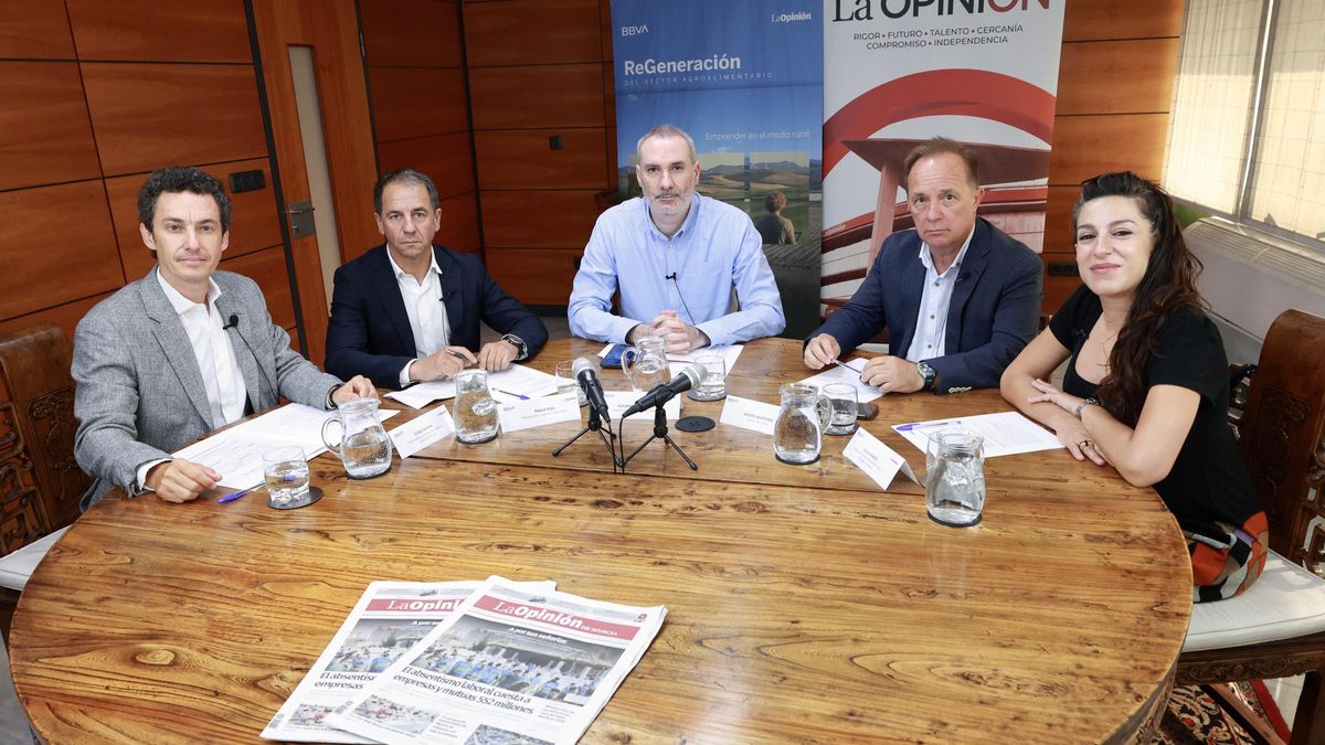 Los participantes de la mesa redonda: Elías Caicoya, Pablo Mas, Alejandro Lorente, Andrés Martínez y Julia Casado.