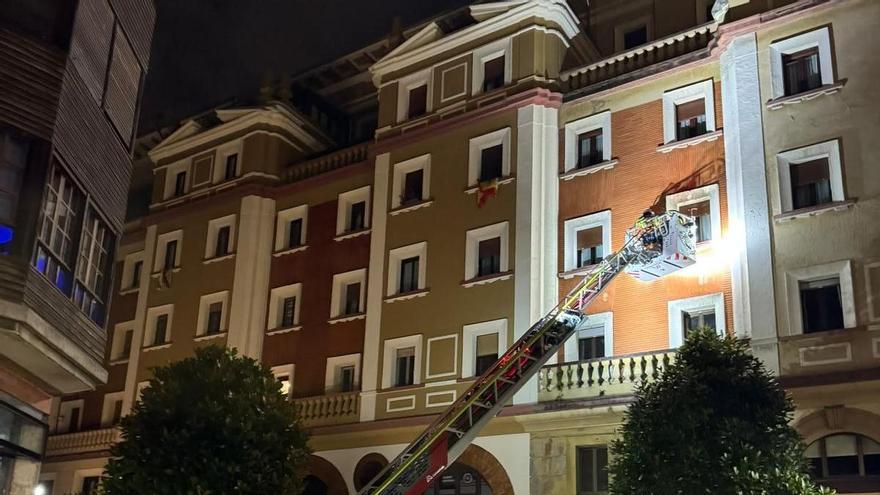 Los bomberos de Oviedo acceden por una ventana a una vivienda de Gil de Jaz para auxiliar a una mujer