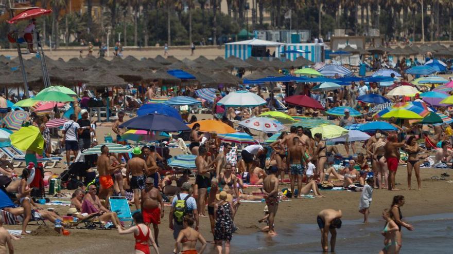 Bañistas alivian el calor en la playa de la Malva-rosa. | EDUARDO RIPOLL