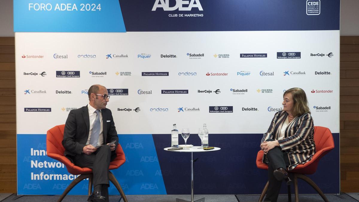 El presidente de ADEA junto a la presidenta de la Airef, este miércoles en Zaragoza