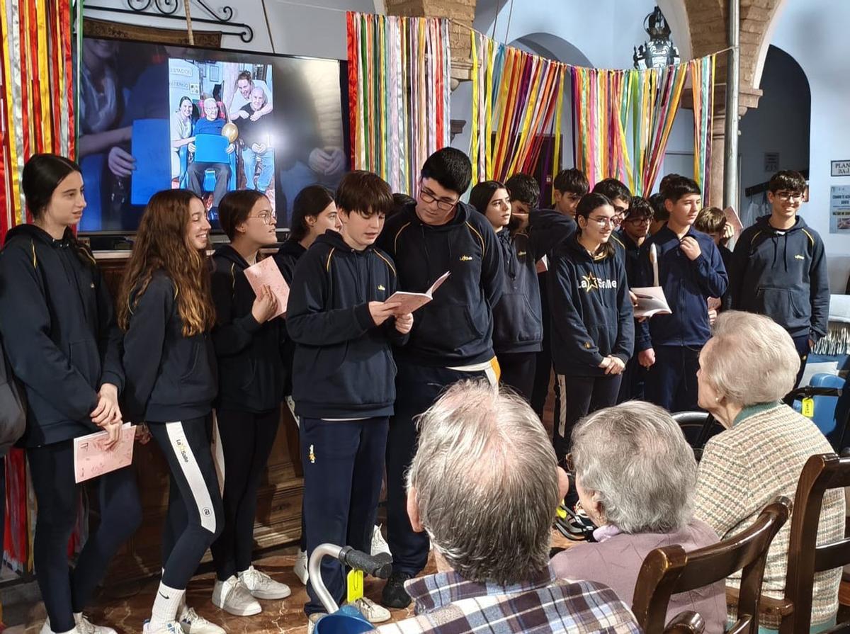 Alumnos de la Salle leen a los usuarios fragmentos de ‘El libro de tu vida’