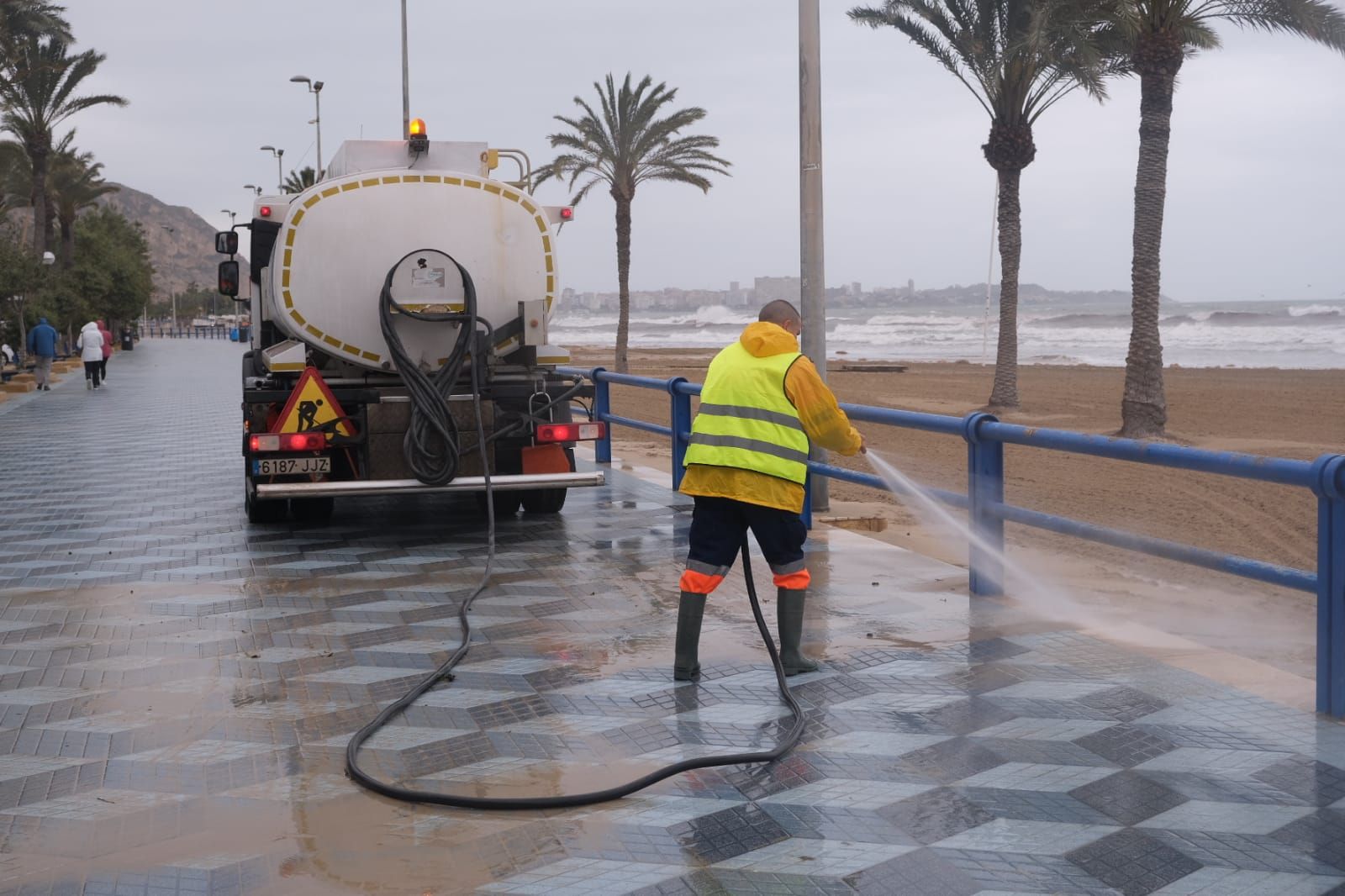 El mar toma el Postiguet