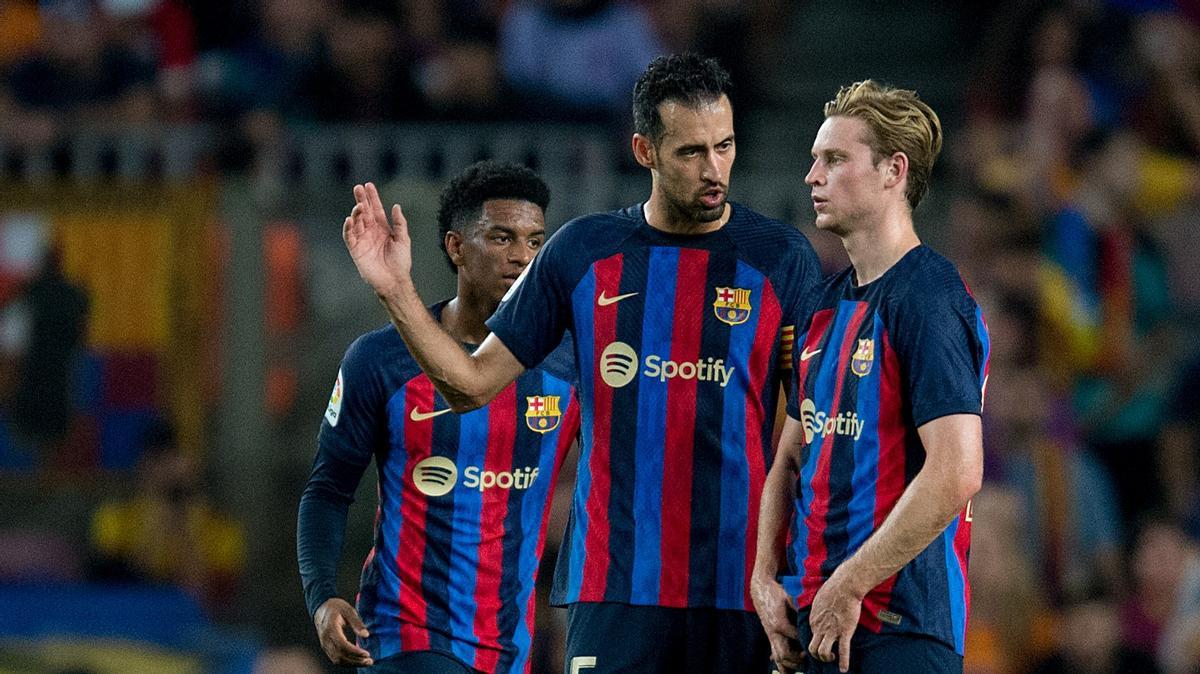 Busquets y Frenkie de Jong charlan antes del Barça-Athletic en el Camp Nou.