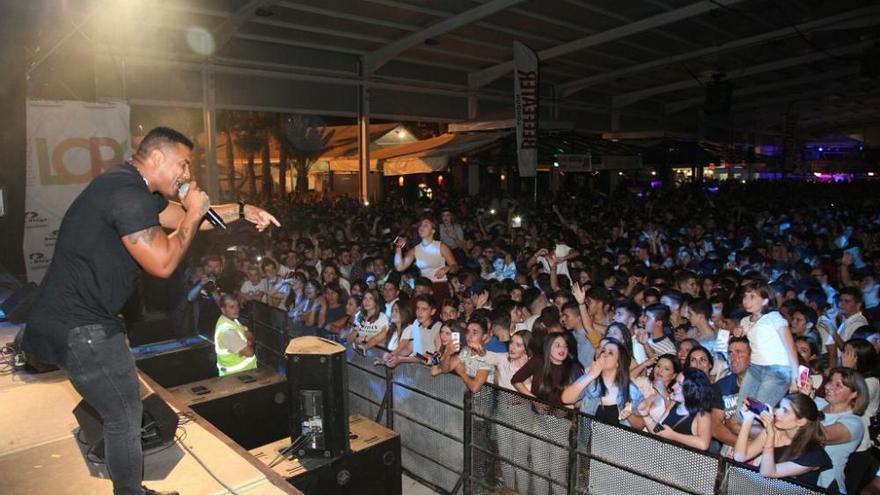 Henry Méndez salta del escenario para defender a una mujer en un concierto en Cártama