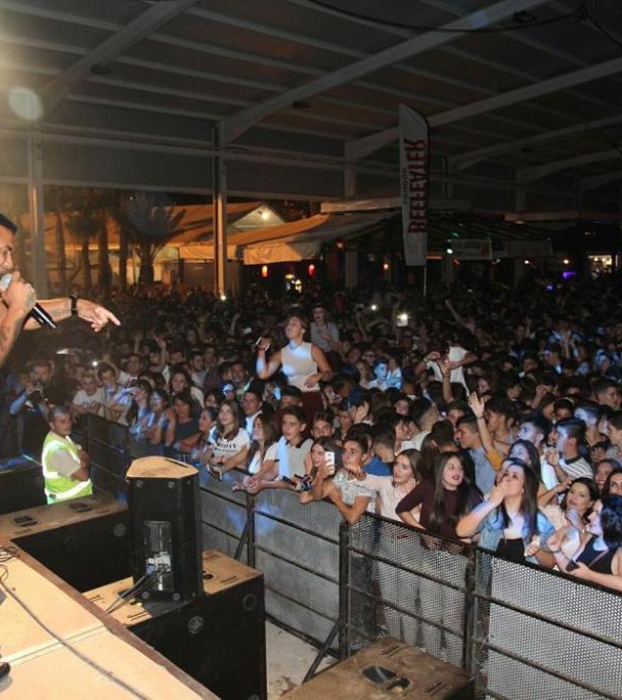Henry Méndez salta del escenario para defender a una mujer en un concierto en Cártama