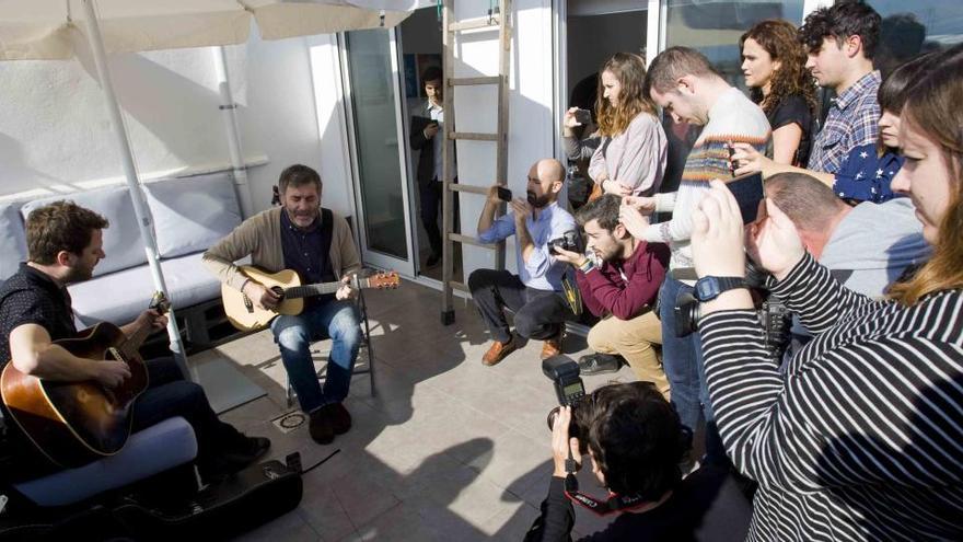 Pau Roca y Jorge Martí, de La Habitación Roja, ayer en un ático de Valencia.