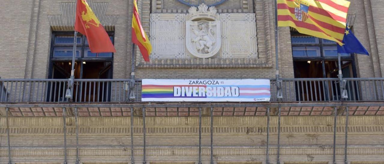 La bandera con el lema &#039;Zaragoza Diversa&#039; volverá a lucirse en el balcón del ayuntamiento.