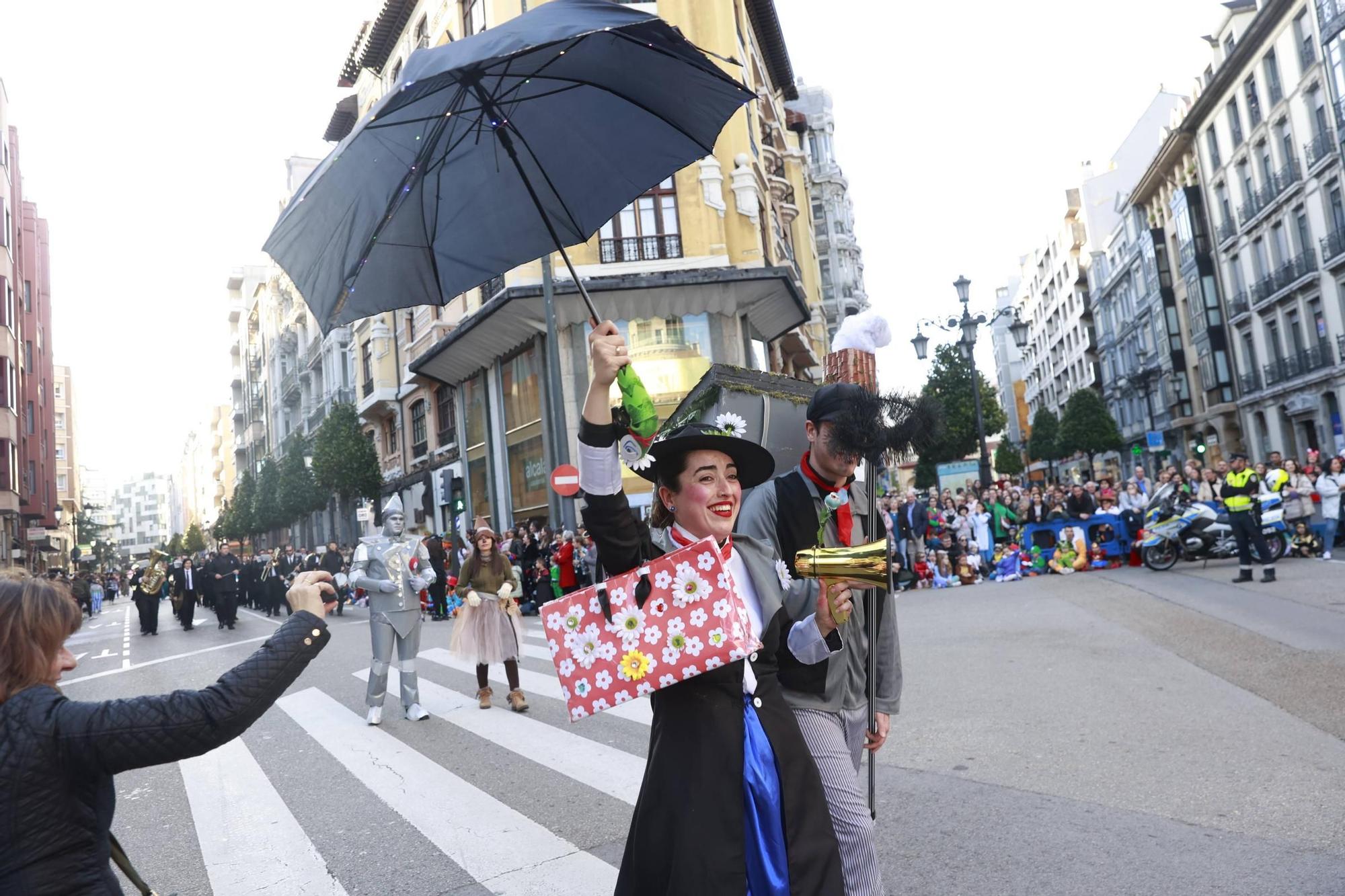 El Carnaval llena de color y alegría las calles de Oviedo