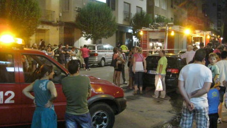 Evacuan a 150 personas al incendiarse un coche