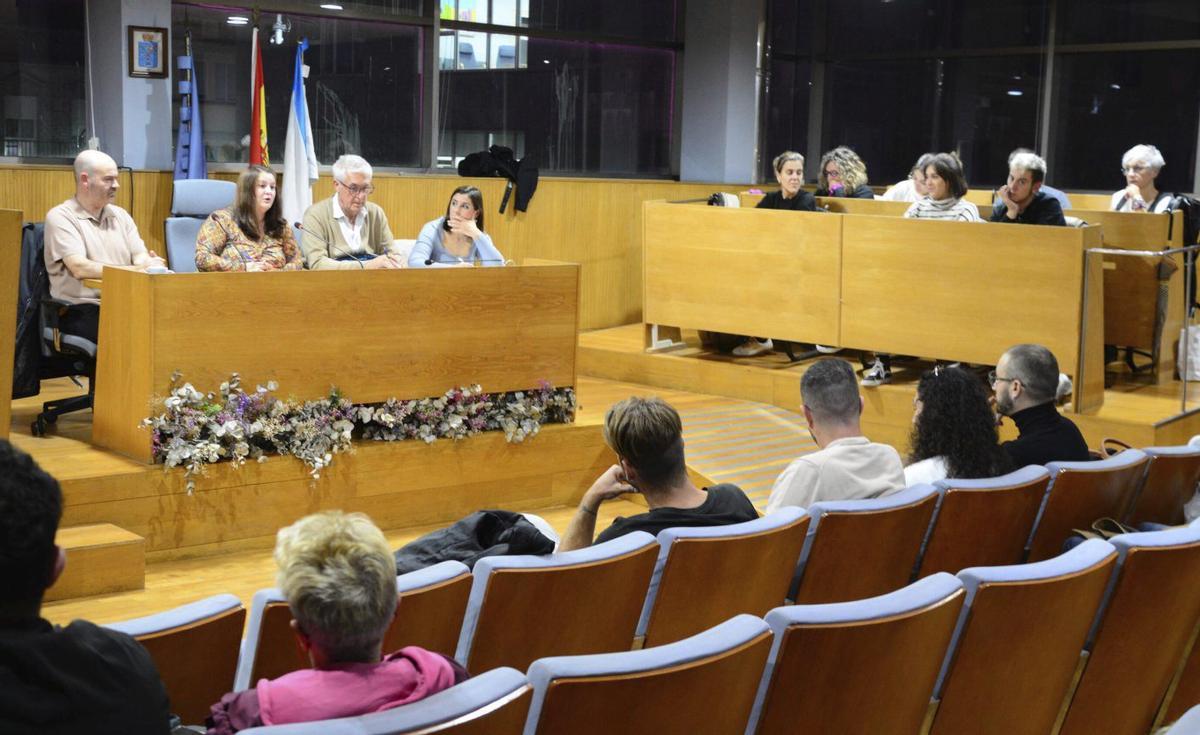 Una de las reuniones con representantes de negocios de la comarca, por la subida de la tasa. |