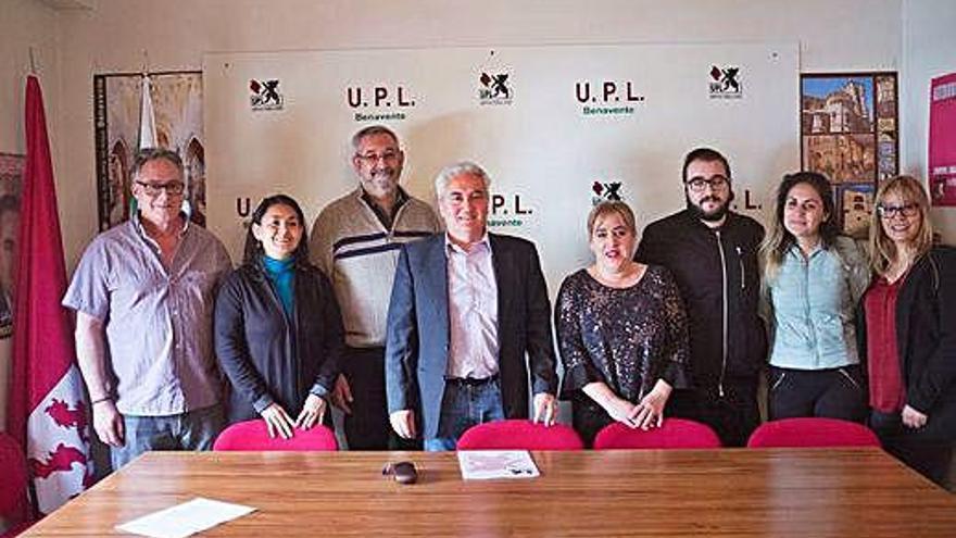 Pedro Gallego, en el centro, junto algunos de los candidatos.