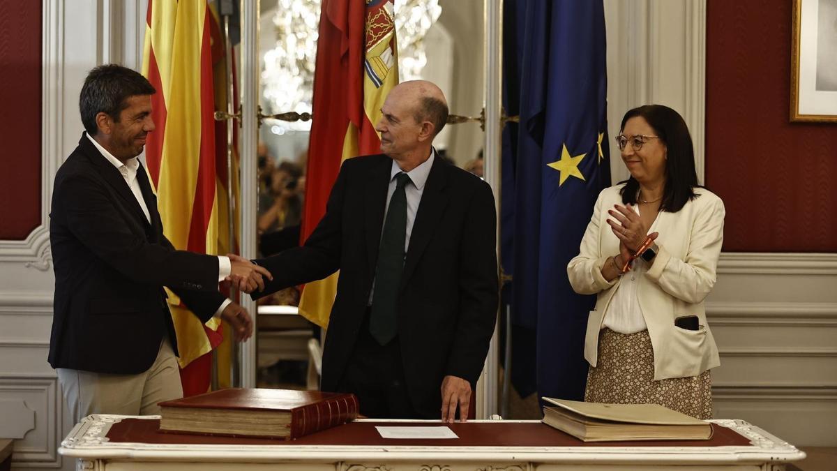 Imagen de la toma de posesión de Eduardo Beut como director de la Agencia Antifraude con Mazón y Massó