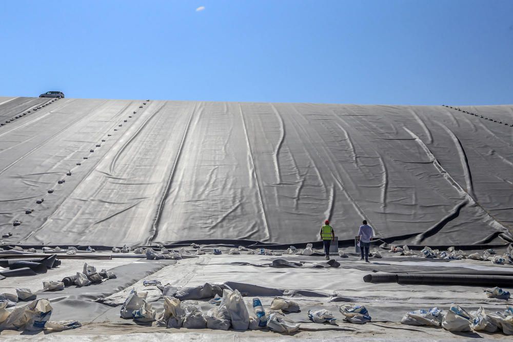 Construcción de una gran balsa en Albatera