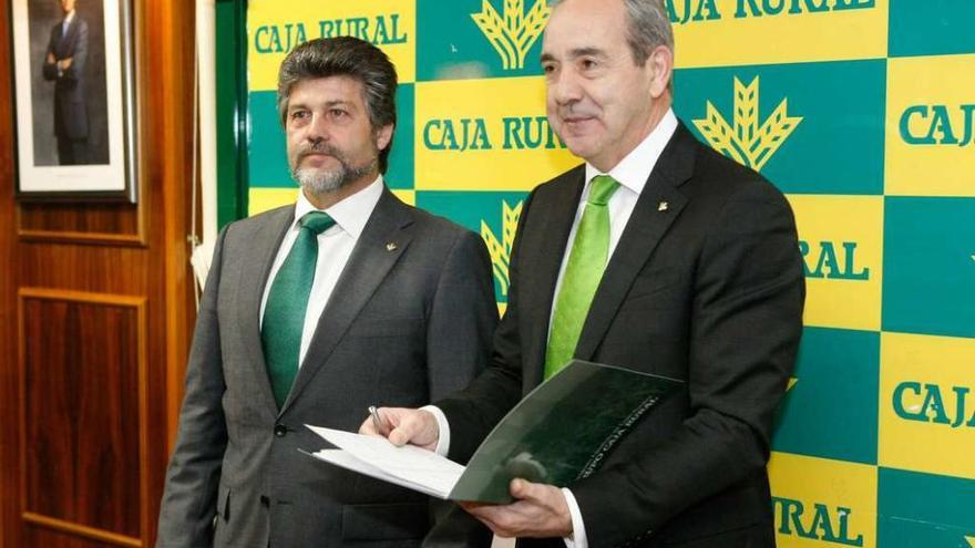El presidente de Caja Rural, Obdulio Barba (izquierda), junto al director general, Cipriano García.