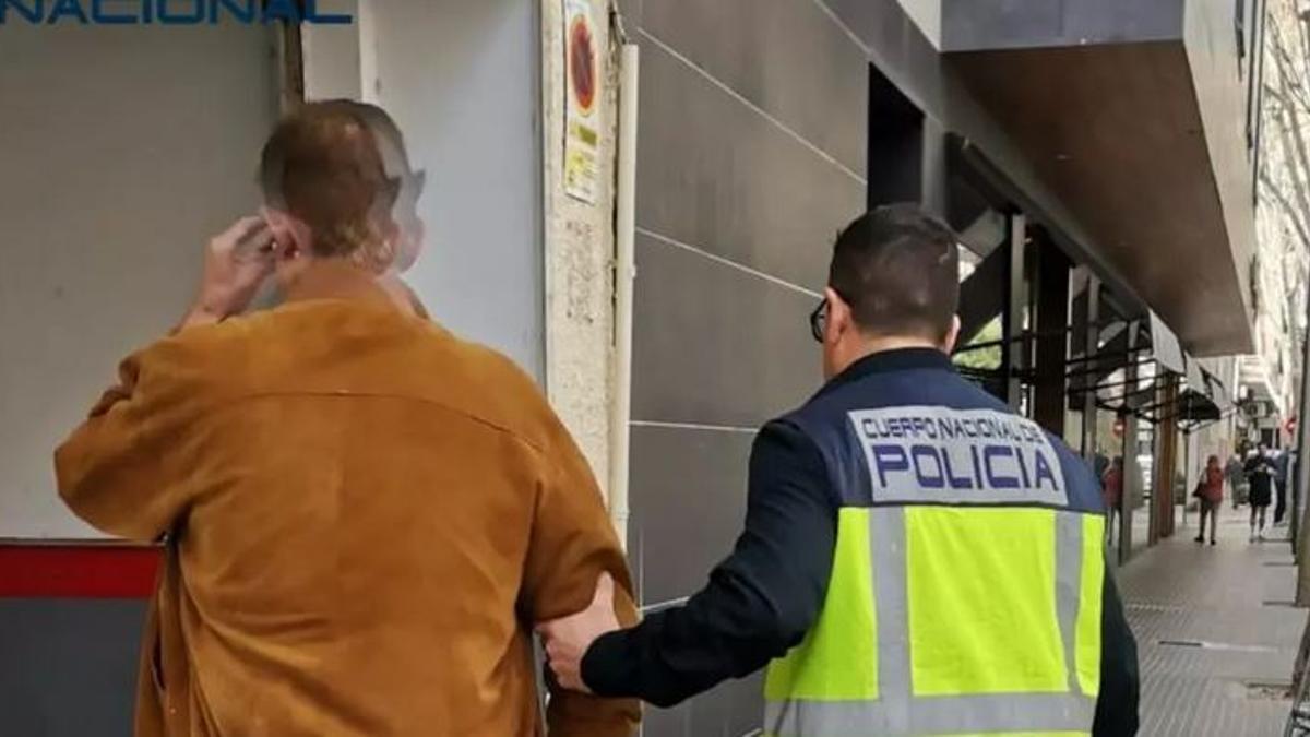 Beamte der Nationalpolizei nahmen den Mann auf Mallorca fest