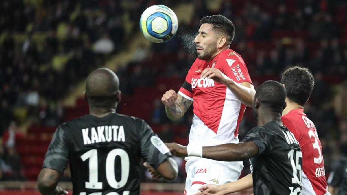 Maripán ganando un balón aereo ante Kakuta