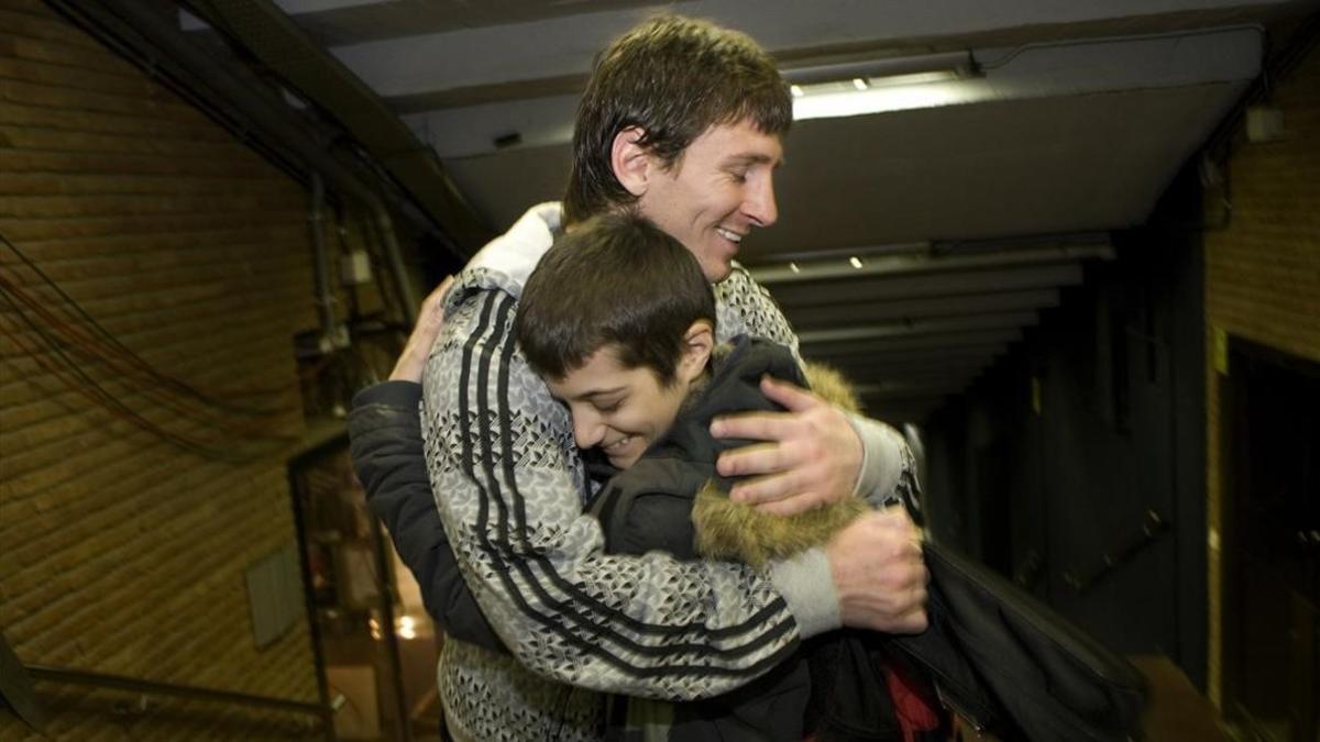 Leo Messi abraza, en 2008, a Víctor González, en el Camp Nou, en pleno proceso de curarse de su leucemia.