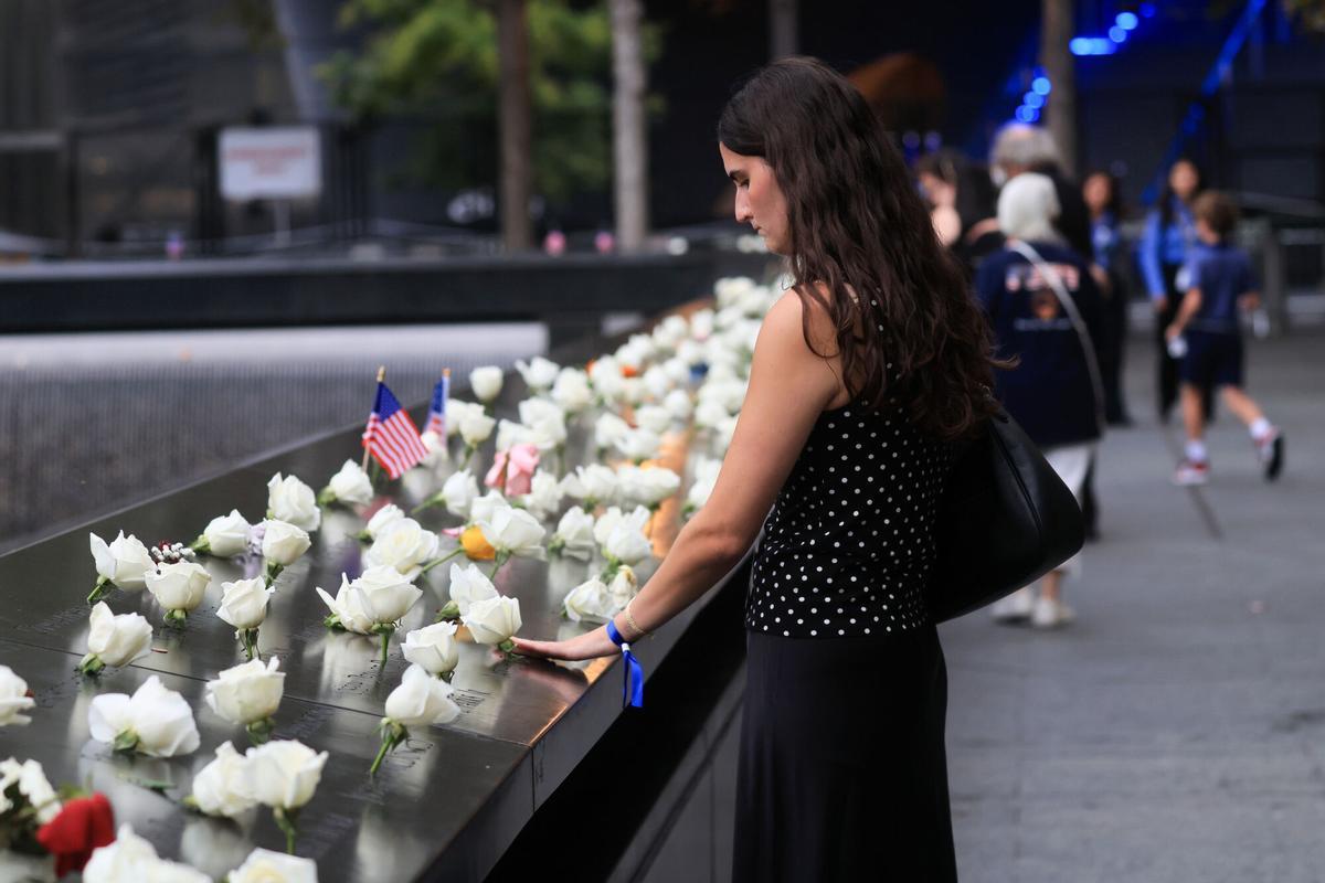 Personas permanecen ante el Memorial