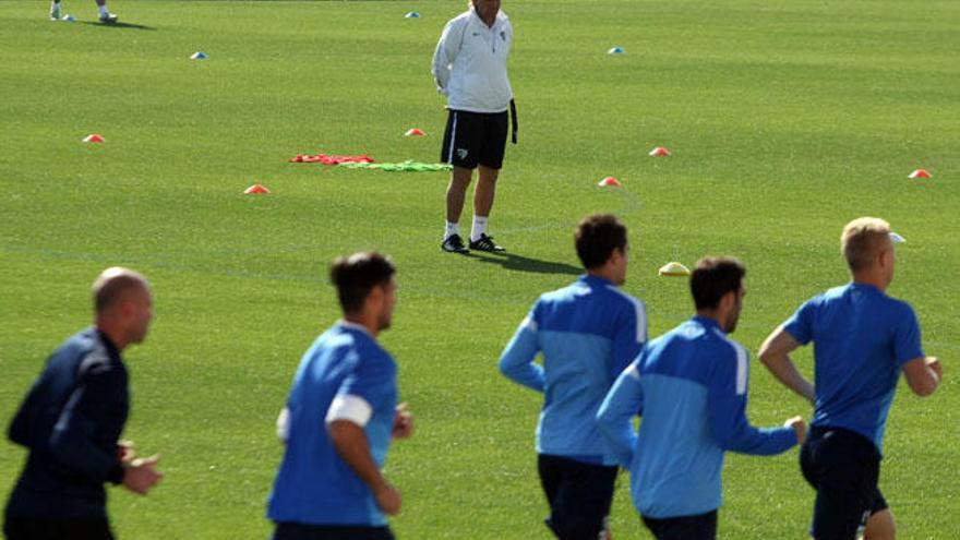 Bernd Schuster, durante una sesión de entrenamiento alejado de los jugadores.