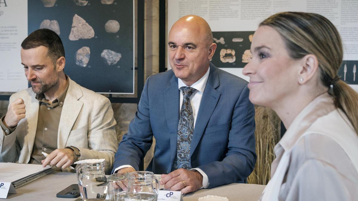 La presidenta del Govern, Marga Prohens, y los presidentes de los consells de Mallorca, Ibiza, Menorca y Formentera se reúnen para tratar temas de interés común como la gestión de los residuos y la inmigración
