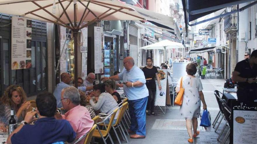 Terrazas de la calle Franja con clientes.